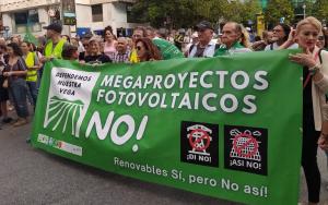 Pancarta en la manifestación del pasado 8 de junio contra las megaplantas fotovoltáicas. 
