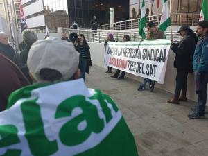 Concentración en apoyo a los miembros del SAT a las puertas los juzgados de la Caleta.