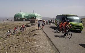 Microbús del SIAC Norte saliendo de la Hoya de la Mora hacia las posiciones del Veleta. 