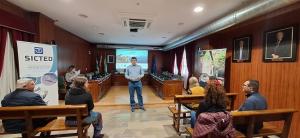 El alcalde, durante la reunión del proyecto.