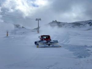 Máquinas trabajando, este miércoles, en la estación de Sierra Nevada. 