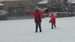 Dos niños disfrutan de la nevada en la estación de esquí.