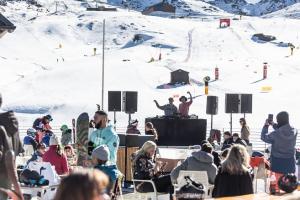 La música de los DJ Rober Peinado y Gabi Fresneda estará presente en Borreguiles. 