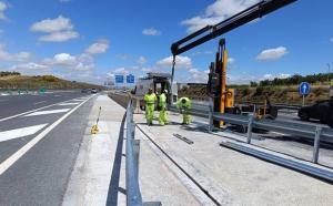 Instalación de barrera de seguridad en la autovía A-44 PK 143+700.