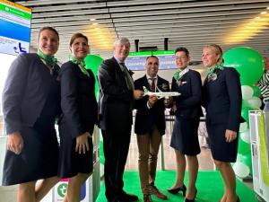 El presidente de Diputación y el representante de Transavia, junto a azafatas de la compañía, en la inauguración del vuelo.