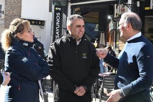 El presidente de Diputación, con la diputada de Turismo y el director de Cetursa.