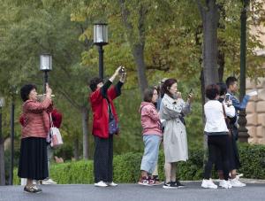 Turistas en el entorno de la Alhambra en una imagen de archivo.