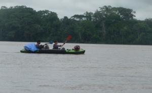 Los investigadores palean por el río Napo.