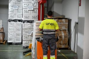 Trabajador en un centro logístico de UNEI.