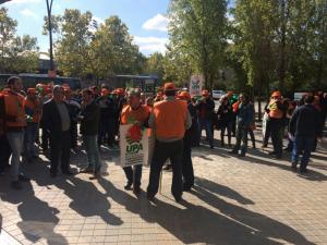 Un momento de la concentración a las puertas de la Delegación de Agricultura de la Junta.