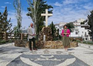 El diputado provincial de Obras con la alcaldesa de Válor.