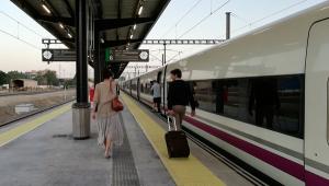 Viajeros del AVE en la estación de Granada. 