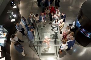 Un momento de la visita de los representantes del Consejo Andaluz de Médicos a la exposición.