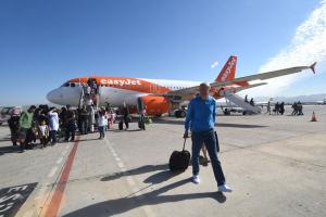 Turistas procedentes de Manchester, en el primer vuelo de la conexión con Granada.