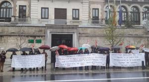 Concentración ante la sede de la Junta. 