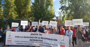 Un momento de la concentración frente a la sede de la Junta de Joaquina Eguaras.. 