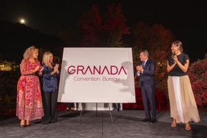 la alcaldesa, la diputada de turismo y el presidente de Cámara Granada y la Confederación Granadina de Empresarios con el nuevo logo del GCB.