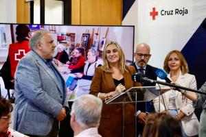 Visita al taller 'Rompiendo la Brecha', una colaboración entre Cruz Roja, la Fundación 'la Caixa' y el Ayuntamiento de Granada.