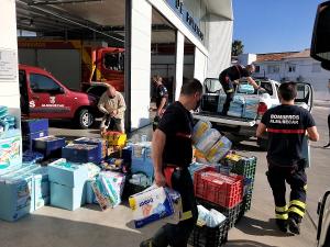 Bomberos cargando el material para Cáritas.