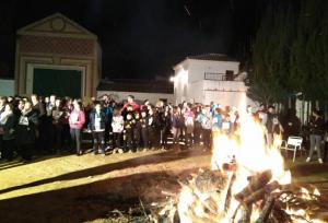 Participantes en la carrera, junto a la tradicional hoguera. 