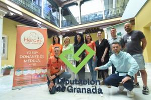 Presentación de la quinta Médula Sky Challenge con la diputada de Bienestar Social de la Diputación de Granada, Elena Duque, tercera por la izquierda al fondo en la imagen.