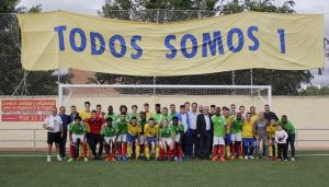 Integrantes de los dos equipos que han jugado el partido benéfico.