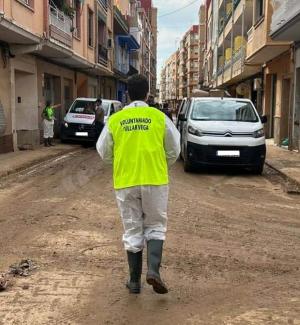 Imagen de un voluntario de Cúllar Vega en Valencia.