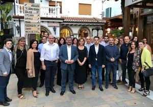 Fran Hervías acompañado por cargos y militantes de Cs esta tarde en Huétor Vega.