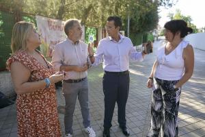 Cuenca, con ediles del PSOE, a las puertas de un centro educativo.