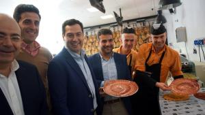 Moreno, con Camacho y Pérez, en su visita a Embutidos García Lizana.