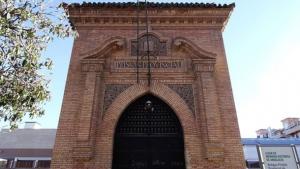 Puerta de la antigua Prisión Provincial de Granada, todavía con el escudo de la II República, que se cerró en 2008. 