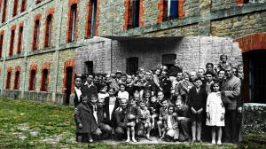 Fotomontaje de presos del Fuerte de San Cristóbal (Ezcaba, Navarra) en el mismo lugar en la actualidad.