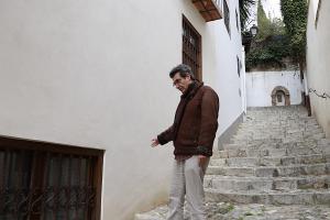 Antonio Cambril señala el lugar donde estaba la entrada a la vivienda. 