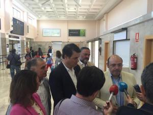 Pérez y representantes del PP atienden a los periodistas en el Aeropuerto.