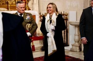 La alcaldesa, con la espada del rey Fernando el Católico.