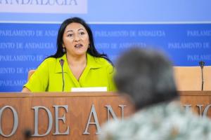 La portavoz adjunta del Grupo Por Andalucía, Alejandra Durán, durante la ronda de ruedas de prensa de portavoces de los grupos parlamentarios en el Parlamento de Andalucía.