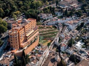 Imagen que recrea la construcción que se edificará en el solar contiguo al hotel.