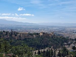 Vista de la Alhambra, con la ciudad de Granada al fondo, desde el Cerro de San Miguel.