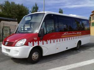 Un vehículo de Alhambra Bus.