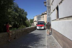 Bus por la Carrera del Darro por GranadaiMedia.