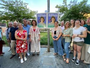 Elisa Cabrerizo con la candidatura en la pegada de carteles. 