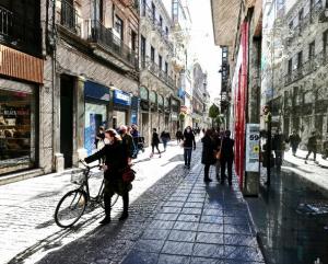 Calle Mesones tras levantarse las restricciones que mantenían cerrados comercios y bares.