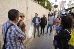 Calvo y Leyva junto al muro afectado con padres y madres.