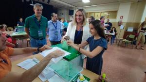 Marifrán Carazo deposita su voto en su colegio electoral.