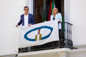 Carazo, con el edil de Cultura, Juan Ramón Ferreira, con la bandera de las Ciudades Patrimonio Mundial, en imagen reciente.