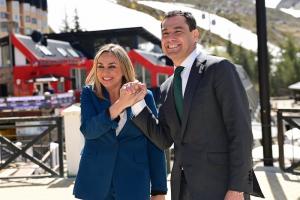 Juan Manuel Moreno junto a Marifán Carazo, en rueda de prensa en Sierra Nevada.