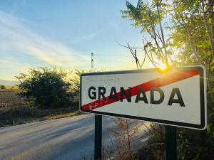 Cartel indicando la salida de Granada. 