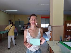 Violeta Tercedor, poco antes de votar en un colegio de Granada.