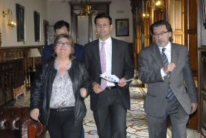 Francisco Cuenca con sus dos tenientes de alcalde, Ana Muñoz y Baldomero Oliver.