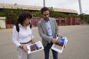 Los concejales del PSOE en Granada Eva Fernández y Eduardo Castillo frente a Los Cármenes.